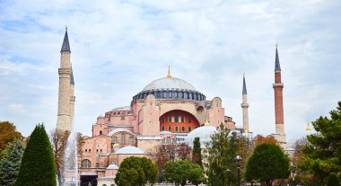 İstanbul / Türkiye - 10 Ekim 2019: Eminonu, İstanbul, Türkiye 'deki Sultan Ahmet parkında Ayasofya Müzesi (Ayasofya Sophia)