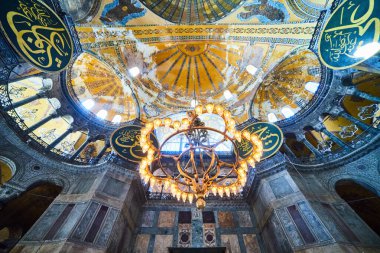 İstanbul / Türkiye - 10 Ekim 2019: Eminonu, İstanbul, Türkiye 'deki Sultan Ahmet parkında Ayasofya Müzesi (Ayasofya Sophia) İçişleri