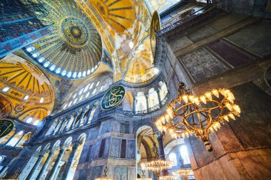 İstanbul / Türkiye - 10 Ekim 2019: Eminonu, İstanbul, Türkiye 'deki Sultan Ahmet parkında Ayasofya Müzesi (Ayasofya Sophia) İçişleri