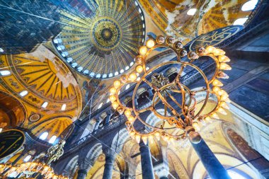 İstanbul / Türkiye - 10 Ekim 2019: Eminonu, İstanbul, Türkiye 'deki Sultan Ahmet parkında Ayasofya Müzesi (Ayasofya Sophia) İçişleri