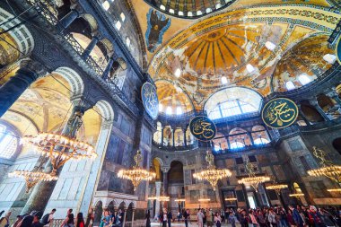 İstanbul / Türkiye - 10 Ekim 2019: Eminonu, İstanbul, Türkiye 'deki Sultan Ahmet parkında Ayasofya Müzesi (Ayasofya Sophia) İçişleri