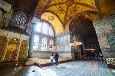 İstanbul / Türkiye - 10 Ekim 2019: Eminonu, İstanbul, Türkiye 'deki Sultan Ahmet parkında Ayasofya Müzesi (Ayasofya Sophia) İçişleri