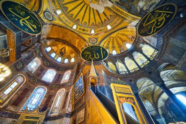 İstanbul / Türkiye - 10 Ekim 2019: Eminonu, İstanbul, Türkiye 'deki Sultan Ahmet parkında Ayasofya Müzesi (Ayasofya Sophia) İçişleri