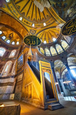 İstanbul / Türkiye - 10 Ekim 2019: Eminonu, İstanbul, Türkiye 'deki Sultan Ahmet parkında Ayasofya Müzesi (Ayasofya Sophia) İçişleri