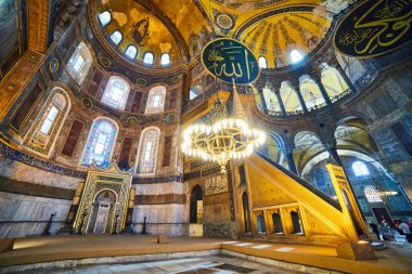 İstanbul / Türkiye - 10 Ekim 2019: Eminonu, İstanbul, Türkiye 'deki Sultan Ahmet parkında Ayasofya Müzesi (Ayasofya Sophia) İçişleri