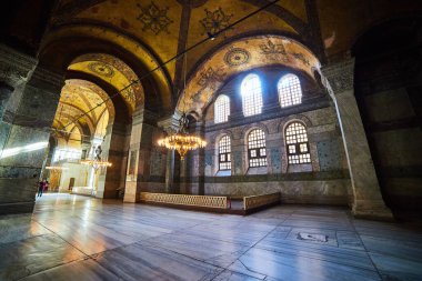 İstanbul / Türkiye - 10 Ekim 2019: Eminonu, İstanbul, Türkiye 'deki Sultan Ahmet parkında Ayasofya Müzesi (Ayasofya Sophia) İçişleri