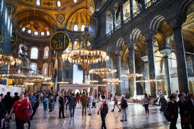 İstanbul / Türkiye - 10 Ekim 2019: Eminonu, İstanbul, Türkiye 'deki Sultan Ahmet parkında Ayasofya Müzesi (Ayasofya Sophia) İçişleri