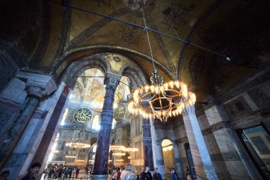 İstanbul / Türkiye - 10 Ekim 2019: Eminonu, İstanbul, Türkiye 'deki Sultan Ahmet parkında Ayasofya Müzesi (Ayasofya Sophia) İçişleri