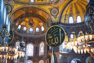İstanbul / Türkiye - 10 Ekim 2019: Eminonu, İstanbul, Türkiye 'deki Sultan Ahmet parkında Ayasofya Müzesi (Ayasofya Sophia) İçişleri