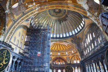 İstanbul / Türkiye - 10 Ekim 2019: Eminonu, İstanbul, Türkiye 'deki Sultan Ahmet parkında Ayasofya Müzesi (Ayasofya Sophia) İçişleri