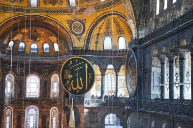 İstanbul / Türkiye - 10 Ekim 2019: Eminonu, İstanbul, Türkiye 'deki Sultan Ahmet parkında Ayasofya Müzesi (Ayasofya Sophia) İçişleri