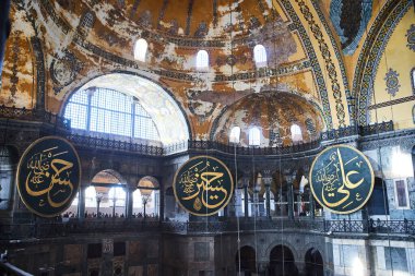 İstanbul / Türkiye - 10 Ekim 2019: Eminonu, İstanbul, Türkiye 'deki Sultan Ahmet parkında Ayasofya Müzesi (Ayasofya Sophia) İçişleri