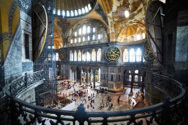 İstanbul / Türkiye - 10 Ekim 2019: Eminonu, İstanbul, Türkiye 'deki Sultan Ahmet parkında Ayasofya Müzesi (Ayasofya Sophia) İçişleri