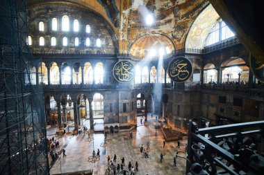 İstanbul / Türkiye - 10 Ekim 2019: Eminonu, İstanbul, Türkiye 'deki Sultan Ahmet parkında Ayasofya Müzesi (Ayasofya Sophia) İçişleri