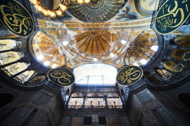 İstanbul / Türkiye - 10 Ekim 2019: Eminonu, İstanbul, Türkiye 'deki Sultan Ahmet parkında Ayasofya Müzesi (Ayasofya Sophia) İçişleri