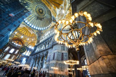 İstanbul / Türkiye - 10 Ekim 2019: Eminonu, İstanbul, Türkiye 'deki Sultan Ahmet parkında Ayasofya Müzesi (Ayasofya Sophia) İçişleri