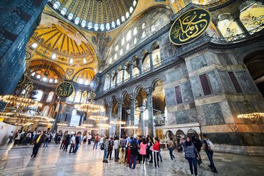 İstanbul / Türkiye - 10 Ekim 2019: Eminonu, İstanbul, Türkiye 'deki Sultan Ahmet parkında Ayasofya Müzesi (Ayasofya Sophia) İçişleri