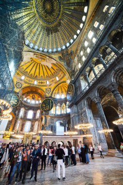 İstanbul / Türkiye - 10 Ekim 2019: Eminonu, İstanbul, Türkiye 'deki Sultan Ahmet parkında Ayasofya Müzesi (Ayasofya Sophia) İçişleri