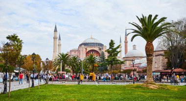 İstanbul / Türkiye - 10 Ekim 2019: Eminonu, İstanbul, Türkiye 'deki Sultan Ahmet parkında Ayasofya Müzesi (Ayasofya Sophia)