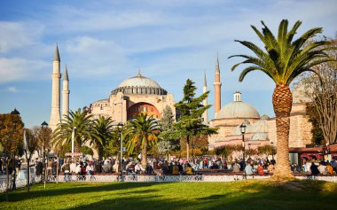 İstanbul / Türkiye - 10 Ekim 2019: Eminonu, İstanbul, Türkiye 'deki Sultan Ahmet parkında Ayasofya Müzesi (Ayasofya Sophia)