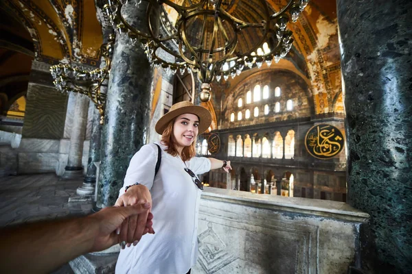 Mulheres Turistas Chapéu Dentro Museu Ayasofya Hagia Sophia Parque Sultan — Fotografia de Stock
