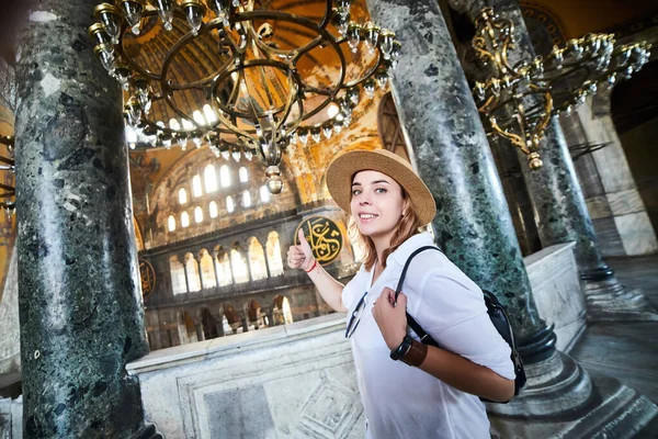 土耳其伊斯坦布尔 世界上最大的清真寺 埃米诺努苏丹阿赫梅特公园内的Ayasofya博物馆 Hagia Sophia 戴着帽子的女游客 群岛的象征和巨大的旅游胜地 — 图库照片