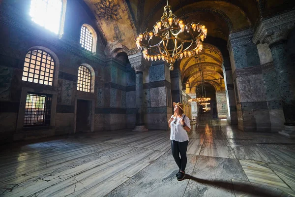 Touristinnen Mit Hut Stehen Ayasofya Museum Hagia Sophia Sultan Ahmet — Stockfoto