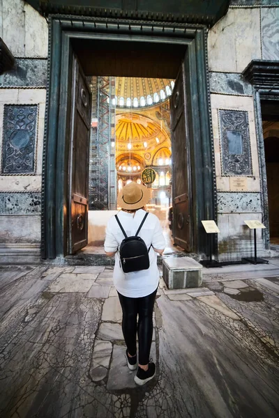 Turista Donna Con Cappello Piedi All Interno Del Museo Ayasofya — Foto Stock