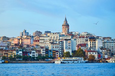 Türkiye 'de Galata Kulesi ile İstanbul şehir manzarası. Beyoğlu 'nda antik Türk tarihi simgesi, şehrin Avrupa yakası. Eski Konstantinople 'nin mimarisi. Ceneviz tarafından yapılmış tarihi bir yer.