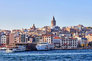 Türkiye 'de Galata Kulesi ile İstanbul şehir manzarası. Beyoğlu 'nda antik Türk tarihi simgesi, şehrin Avrupa yakası. Eski Konstantinople 'nin mimarisi. Ceneviz tarafından yapılmış tarihi bir yer.