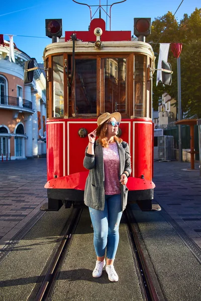 Hermosa Joven Turista Sombrero Posa Frente Tranvía Popular Calle Istiklal — Foto de Stock