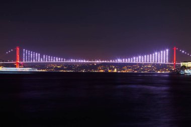 İstanbul, Türkiye 'deki Boğaz Köprüsü (15 Temmuz Şehitler Köprüsü), gece panoramik manzara