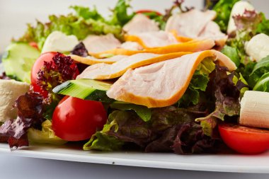 Füme tavuklu taze sebze salatası.