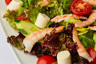 Karidesli sebze salatası. Japon yemeği.