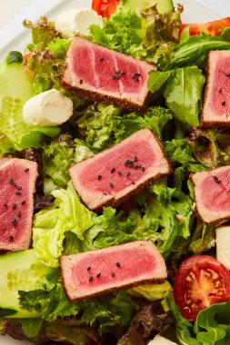 Taze ton balıklı sebze salatası. Japon yemeği.