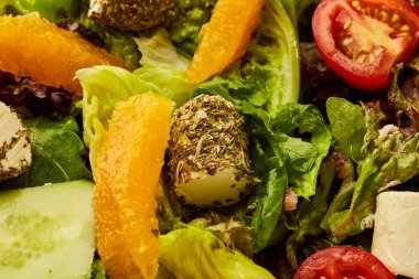 Feta ve portakallı sebze salatası.