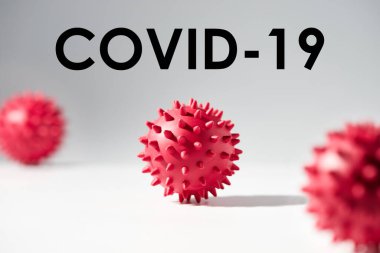 Beyaz arka planda COVID 19 yazılıydı. Dünya Sağlık Örgütü WHO Coronavirus için yeni bir resmi isim koydu 