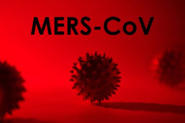 Kırmızı arkaplanda MERS-CoV yazılıydı. Dünya Sağlık Örgütü WHO, Coronavirus, COVID-19 SARS, Coronaviridae, SARS-CoV, SARSCoV gibi hastalıklara yeni resmi bir isim verdi. 