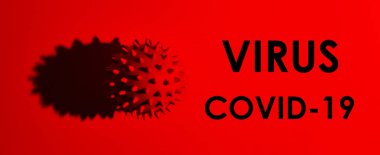 Kırmızı arkaplanda COVID 19 yazıyor. Dünya Sağlık Örgütü WHO, Coronavirus, COVID-19 SARS, Coronaviridae, SARS-CoV, SARSCoV, MERS-CoV gibi hastalıklar için yeni bir resmi isim tanıttı.