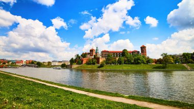 Wawel Kalesi - Krakow Polonya 'nın ünlü simgesi. Güneşli bir günde Vistula nehri kıyısındaki resim manzarası.
