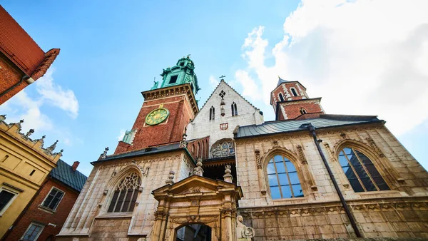 Näkymä Wawelin Linnan Sisäpihalle Pyhimys Stanislauksen Wenceslauksen Kappeleilla Basilikalla Aurinkoisena — kuvapankkivalokuva