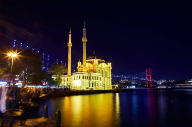 Ortaköy Camii ve Boğaziçi Köprüsü (15 Temmuz Şehitler Köprüsü) gece manzarası. İstanbul, Türkiye