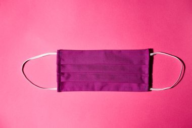 Doktor maskesi ve korona virüs koruması kırmızı arka planda izole edildi