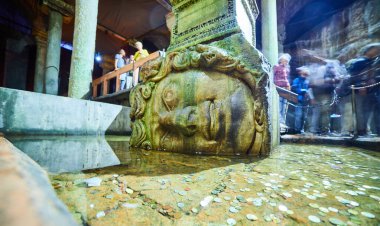 İstanbul, Türkiye - 10 Ekim 2019: Bazilika Sarayı (Türkçe: Yerebatan Sarayi - Batık Saray) İstanbul, Türkiye 'de Romalılar tarafından 532 yılında inşa edilen yeraltı sarnıçı