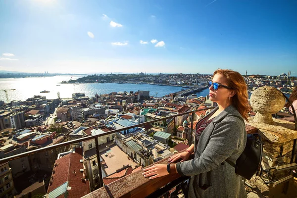 一位美丽的女游客从加拉塔顶上俯瞰着伊斯坦布尔的历史中心 — 图库照片