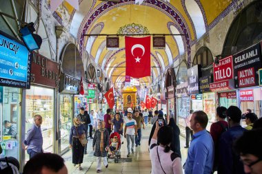 İSTANBUL, TURKEY - 14 Ekim 2019: Türkiye 'nin İstanbul kentindeki Grand Bazar' da alışveriş yapan insanlar, 61 sokak ve 3 binden fazla dükkan ile dünyanın en büyük ve en eski kapalı pazarlarından biri.