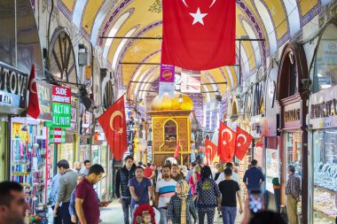 İSTANBUL, TURKEY - 14 Ekim 2019: Türkiye 'nin İstanbul kentindeki Grand Bazar' da alışveriş yapan insanlar, 61 sokak ve 3 binden fazla dükkan ile dünyanın en büyük ve en eski kapalı pazarlarından biri.