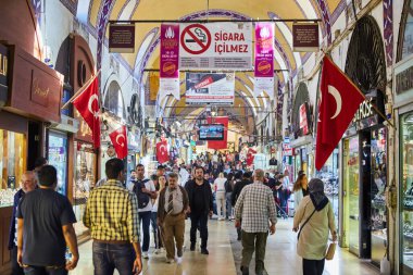 İSTANBUL, TURKEY - 14 Ekim 2019: Türkiye 'nin İstanbul kentindeki Grand Bazar' da alışveriş yapan insanlar, 61 sokak ve 3 binden fazla dükkan ile dünyanın en büyük ve en eski kapalı pazarlarından biri.