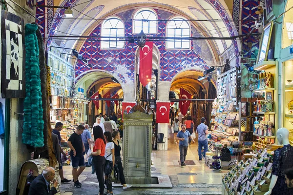 İSTANBUL, TURKEY - 14 Ekim 2019: Türkiye 'nin İstanbul kentindeki Grand Bazar' da alışveriş yapan insanlar, 61 sokak ve 3 binden fazla dükkan ile dünyanın en büyük ve en eski kapalı pazarlarından biri.
