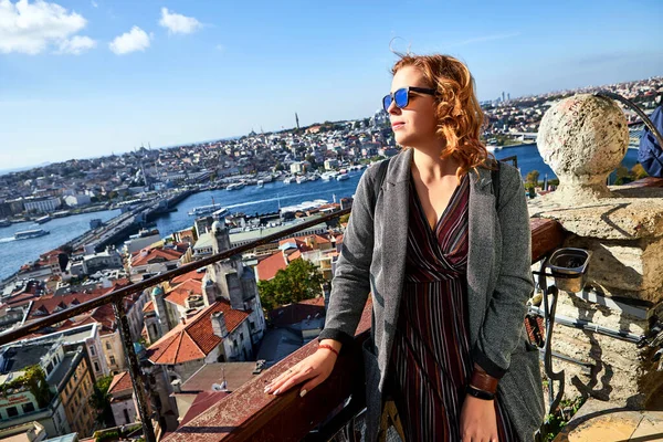 Uma Bela Turista Desfrutando Vista Centro Histórico Istambul Partir Topo — Fotografia de Stock